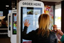 Терминалы самообслуживания в McDonald’s оказались неэффективными