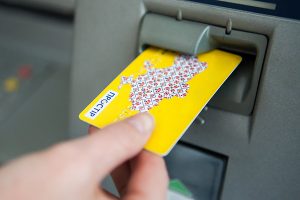 На шаг ближе к безналичному обществу: чиновники будут получать зарплату только на карту