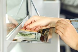 В октябре украинцы чаще покупали валюту