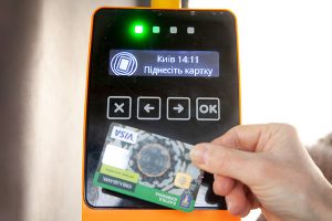 Ощадбанк могут лишить монополии на выпуск карт киевлянина