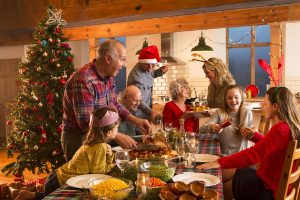 Как украинцы добираются домой на праздники и сколько тратят на подарки — инфографика