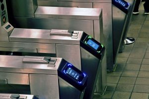 Считыватели поездок в метро Нью-Йорка списывают двойную оплату за проезд из-за Apple Pay
