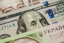 Банки, карты и черный рынок: как менялся курс доллара в Украине за время войны