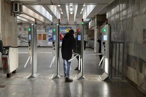 От банковской карты до QR-билета: турникеты в метро Киева будут принимать 7 средств оплаты
