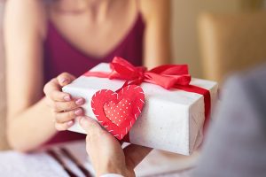 Кроме цветов и конфет: что подарить на День Влюбленных