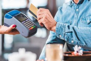 Близько 70% транзакцій по дебетових картах у Великобританії здійснюються безконтактно – дослідження