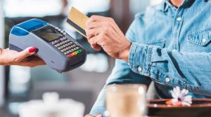 Почти треть украинцев не используют банковские карты — представитель Ощадбанка