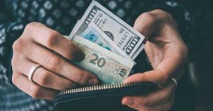 Минфин изменил перечень банков для бюджетных выплат: где теперь получать соцпомощь, зарплаты и пенсии