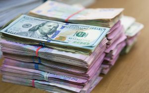 Сколько денег заробитчане перечислили в Украину в 2020 году: названа сумма