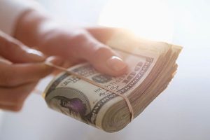 Укренерго обвалить курс долара? Експерти розповіли про ситуацію на валютному ринку