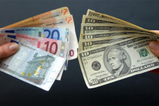 Как купить валюту, не посещая банк и обменник