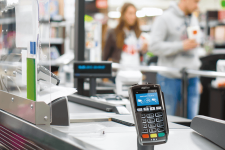 Услуга снятия наличных на кассе станет доступна в крупных супермаркетах: названа дата запуска
