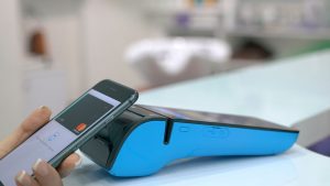 Украинцы смогут пополнять карту наличными прямо на кассе: где доступна услуга