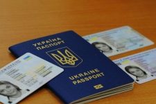Кабмин хочет отказаться от паспорта-книжечки: названа альтернатива