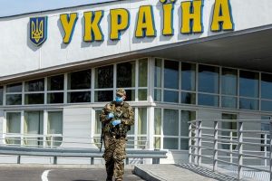 Иностранцам запретили въезд в Украину: почему это плохо для нас?