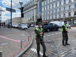 Неизвестный мужчина угрожает взорвать отделение киевского банка (обновлено)