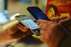 Популярность мобильных кошельков растет: что украинцы оплачивают с телефона