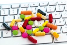 Рада разрешила продавать лекарства онлайн