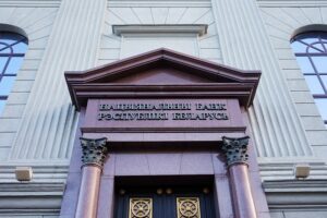 На фоне протестов: белорусы забрали из банков более миллиарда долларов