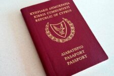 Кипрская газета назвала украинцев с «золотыми паспортами»