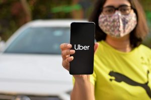 Uber будет проверять наличие масок у пассажиров с помощью селфи