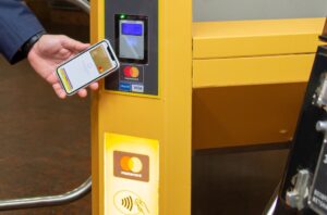 В еще одном украинском городе запустили бесконтактную оплату метро