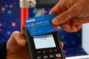 У тролейбусах Чернівців тепер можна розрахуватися безконтактною карткою