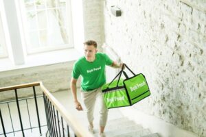 Популярный сервис такси запускает услугу доставки еды в Киеве