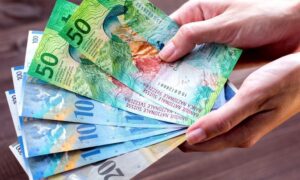 Взрослым и детям: в одной из стран Европы предложили выплатить по 7 тыс евро каждому жителю