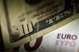 Євро стабілізується після бурхливих коливань на валютному ринку