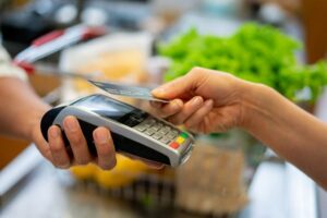 Дешевые безналичные платежи или крах cashless: к чему приведет снижение interchange