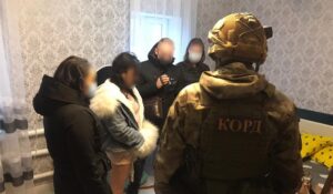 Фиктивный э-коммерс: мошенница обманула сотни украинцев на продаже несуществующей одежды