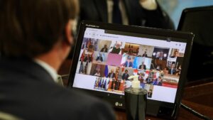 Лидеры G20 продлили заморозку долгов бедных стран