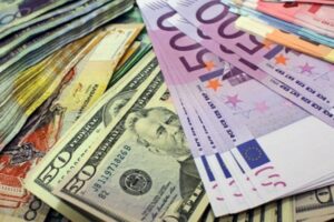 Курс долара опустився до дворічного мінімуму