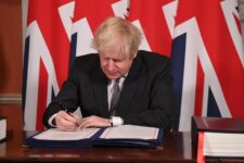 За день до дедлайна: Борис Джонсон подписал торговое соглашение по брекситу