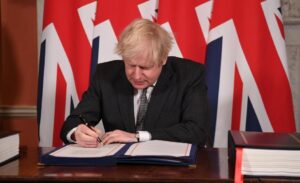 За день до дедлайна: Борис Джонсон подписал торговое соглашение по брекситу