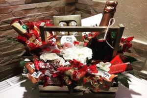 Женщинам – цветы, мужчинам – еда: какие подарки выбирают к праздникам украинцы