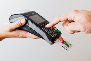 Платежные системы обогащаются на незаконных комиссиях по картах – EuroCommerce