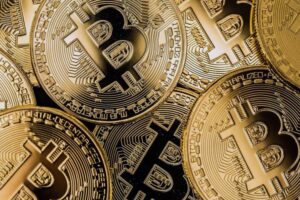 Долар та біткоін боротимуться за звання головної світової резервної валюти – думка