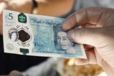 Британські магазини відмовляються приймати готівку