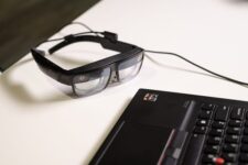 П’ять віртуальних дисплеїв і запис відео: Lenovo представив нові “розумні” окуляри