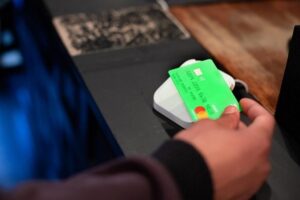 Відомий сервіс грошових переказів розширює свою програму дебетових карт