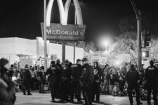 McDonaldʼs следит за сотрудниками, требующими повышения зарплаты — Vice