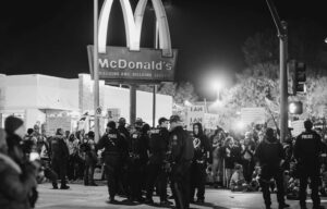 McDonaldʼs следит за сотрудниками, требующими повышения зарплаты — Vice