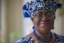 Всемирную торговую организацию впервые возглавила женщина: что мы знаем о Нгози Оконджо-Ивеала