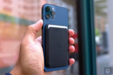 Apple разрабатывает беспроводную мобильную батарею для iPhone 12