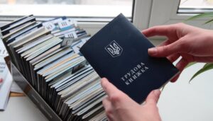 Украина откажется от бумажных трудовых: Зеленский подписал новый закон