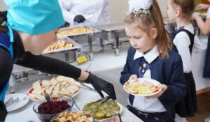 Киевским школьникам предлагают платить за обеды з помощью банковских карт