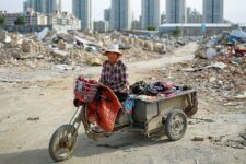 Си Цзиньпин заявил о «полной победе» над нищетой в Китае: эксперты с этим не согласны