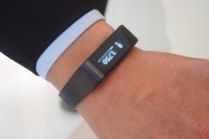 Facebook разрабатывает браслет для управления дополненной реальностью с помощью мысли